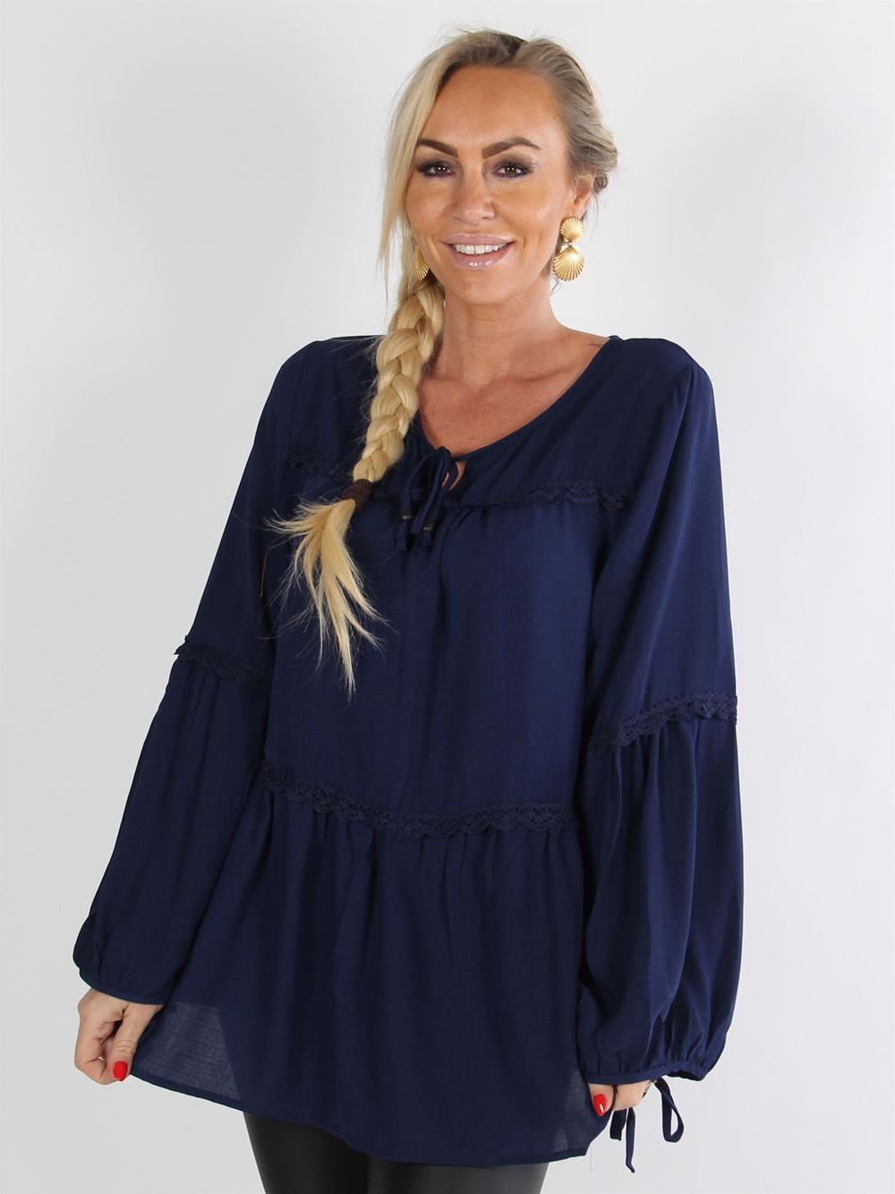 Lilja - Svart tunika med band i halsen och på ärmarna